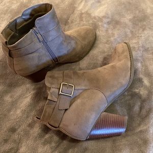 Size 10 zip ankle boots